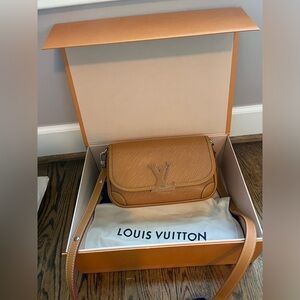 Louis Vuitton Buci Gold Honey Epi Bag!